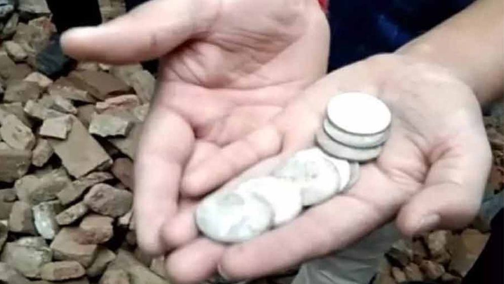 রাস্তা জুড়ে চকচকে কয়েন!