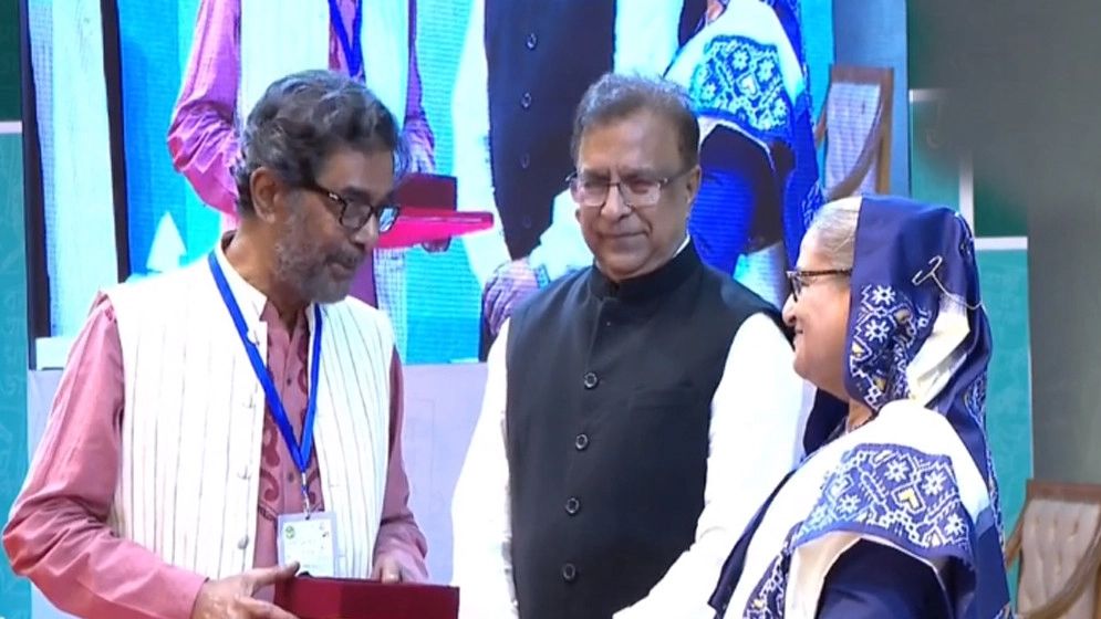 একুশে পদক তুলে দিলেন প্রধানমন্ত্রী