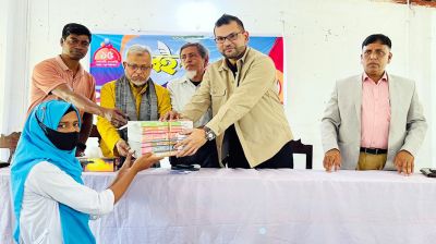 মিরসরাইয়ে অসচ্ছল কলেজ শিক্ষার্থীদের মাঝে বই বিতরণ