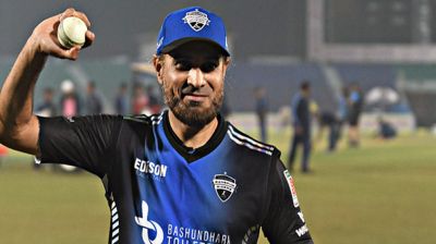 ভাঙা আঙুল নিয়েই রেকর্ড গড়লেন তাহির