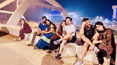 গালে হাত দিয়ে একা-বিষণ্ণ বসে আছেন মাহি, বাকিরা সঙ্গী নিয়ে
