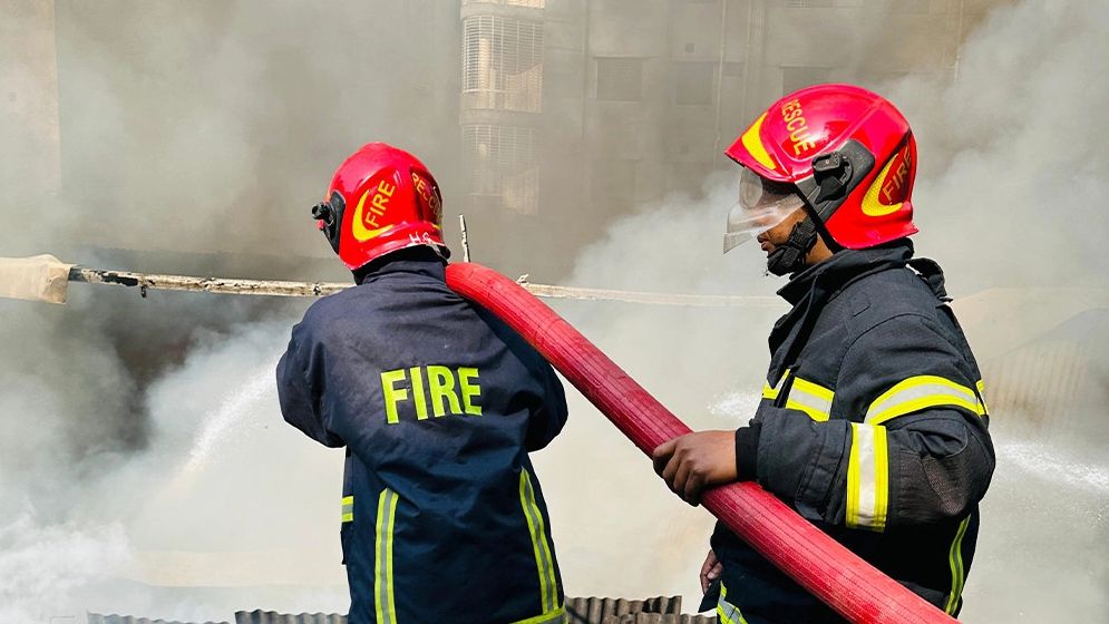 পুরান ঢাকায় জুতার গোডাউনে আগুন