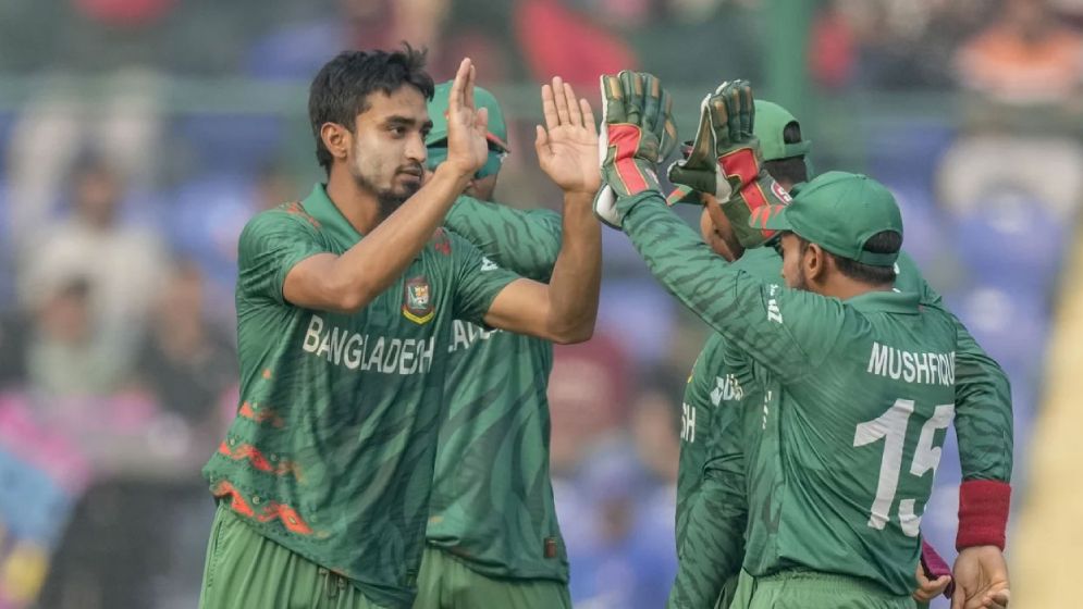 ৩ উইকেট নিয়ে বাংলাদেশকে ম্যাচে ফেরালেন সাকিব