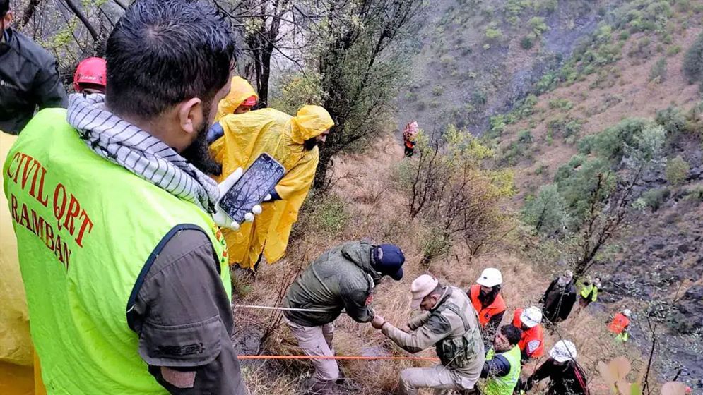 কাশ্মিরে হাইওয়ে থেকে খাদে পড়ল গাড়ি, নিহত ১০