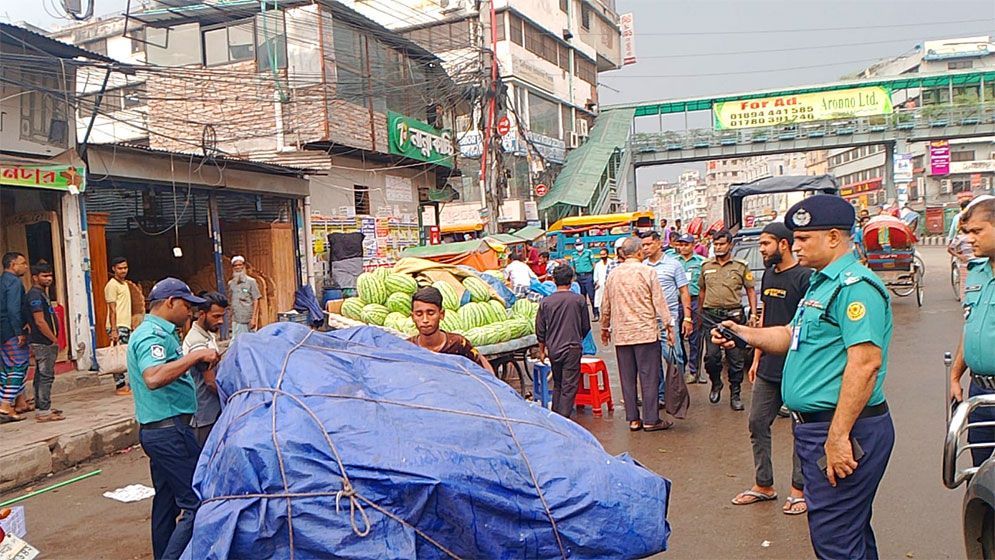 এবার ফুটপাতে অভিযানে নামল কাফরুল থানা পুলিশ