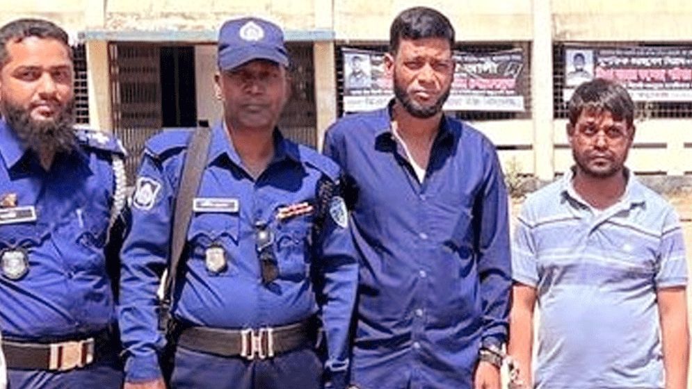 চৌদ্দগ্রামে স্কুল পিয়নের মোবাইলে এসএসসি পরীক্ষার প্রশ্ন ও সমাধান, আটক-২