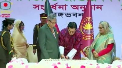 ভুটানের রাজাকে সঙ্গে নিয়ে কেক কাটলেন রাষ্ট্রপতি ও প্রধানমন্ত্রী