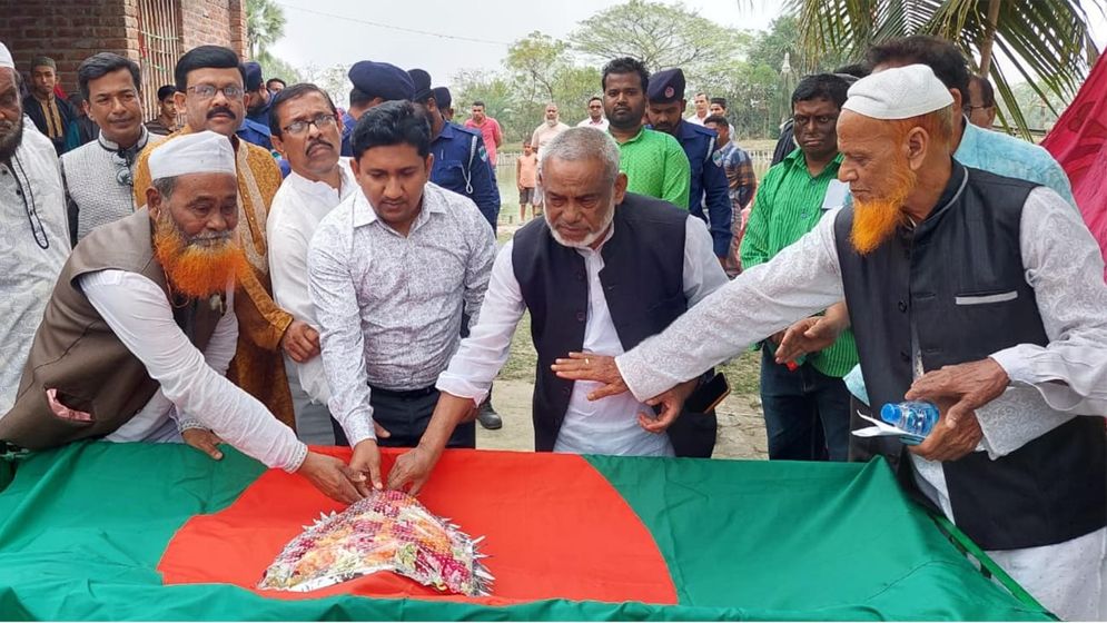মুক্তিযোদ্ধা আব্দুর রউফ ও মুনসুর আলীর রাষ্ট্রীয় মর্যাদায় দাফন