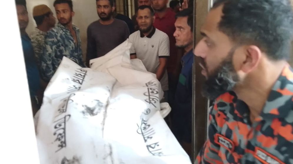 পিরোজপুরে সড়ক দুর্ঘটনায় নিহত ৭ 