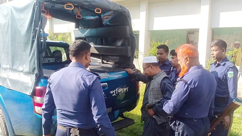 ৭ মার্চের ভাষণ বন্ধ ও কটূক্তির অভিযোগে শিক্ষক আটক