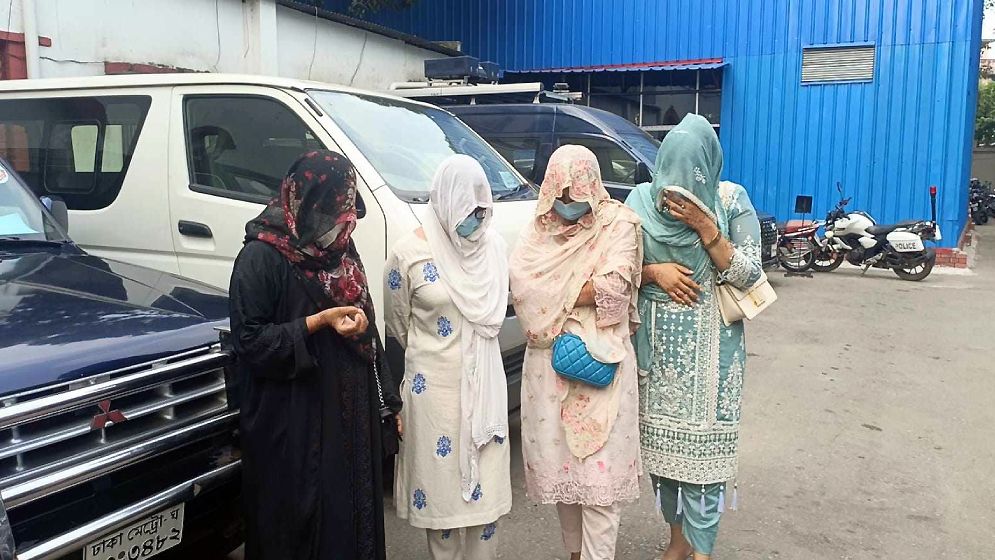 গুলশানে বারের সামনে চুলোচুলির ঘটনায় ৩ নারী গ্রেপ্তার