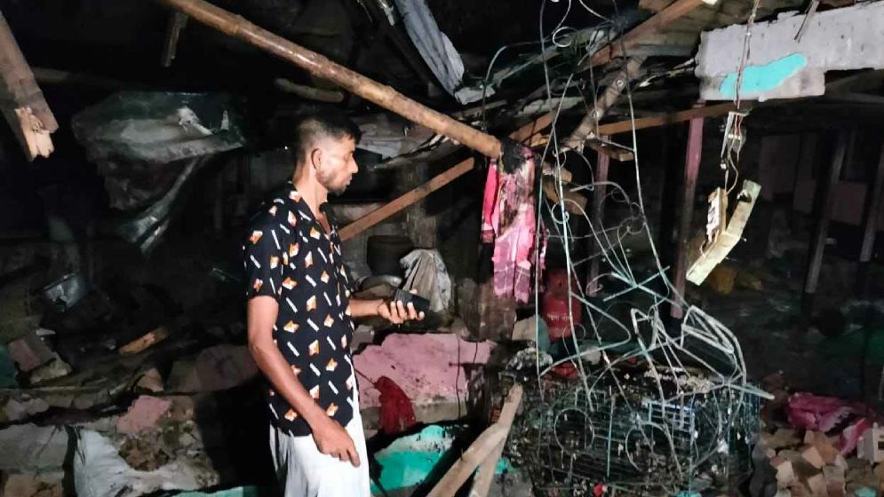 পটকা তৈরির কারখানায় বিস্ফোরণ, শিশুসহ দগ্ধ ৪