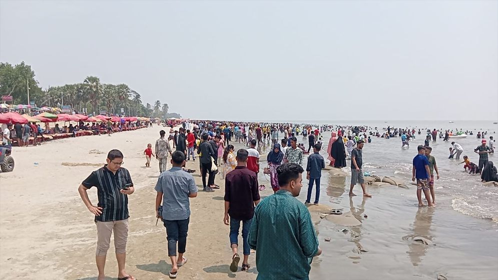 ঈদকে ঘিরে পর্যটকে মুখর কুয়াকাটা সমুদ্র সৈকত
