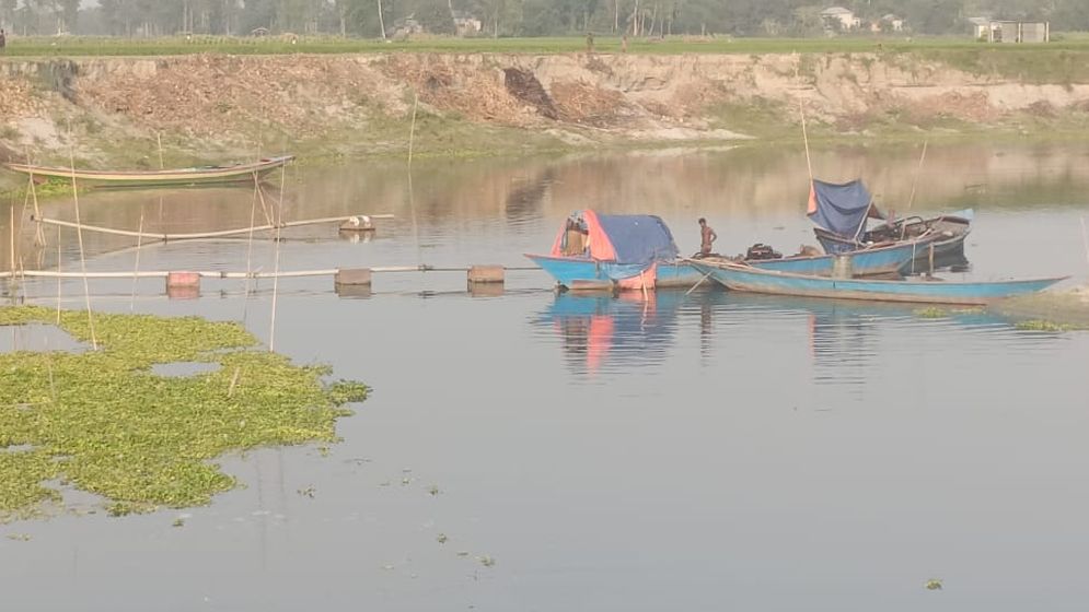 ঘিওরে ড্রেজার বাণিজ্য অপ্রতিরোধ্য, মামলার ভয়ে চুপ স্থানীয়রা