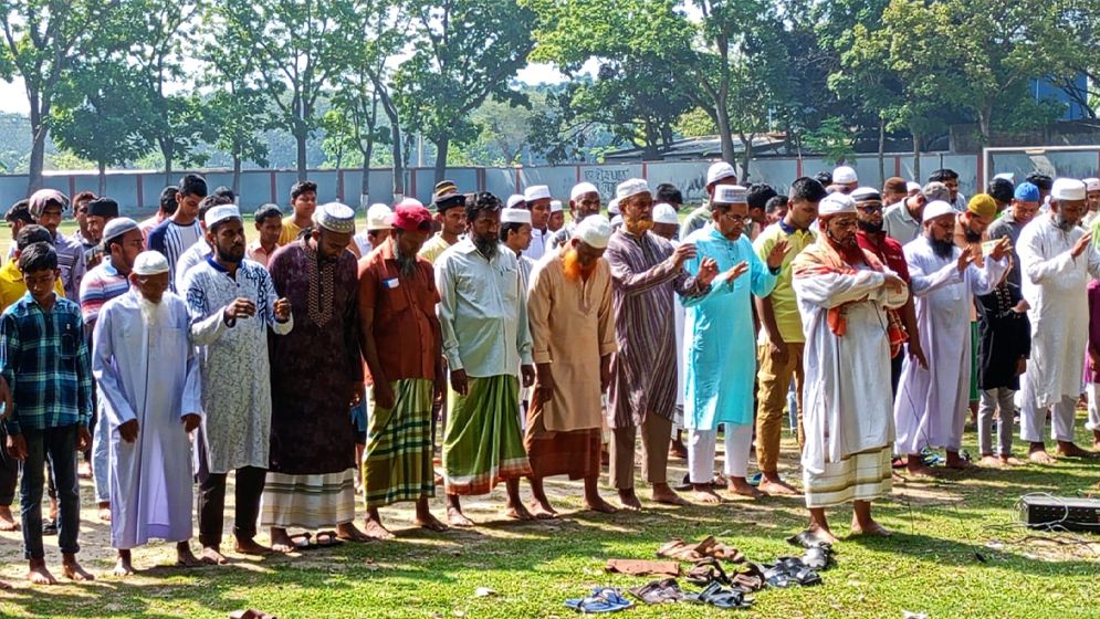 গোমস্তাপুরে বৃষ্টির আশায় ইসতিসকার নামাজ আদায়