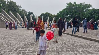 মুজিবনগরে পর্যটকদের উপচেপড়া ভিড়