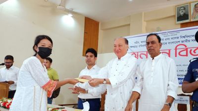 কাপ্তাইয়ে শিক্ষার্থী ও দুস্থ পরিবারদের মধ্যে নগদ অর্থ বিতরণ করলেন দীপংকর তালুকদার