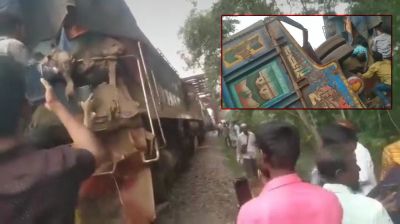 ফেনীতে ট্রেনের ধাক্কায় ট্রাক চালকসহ নিহত ২