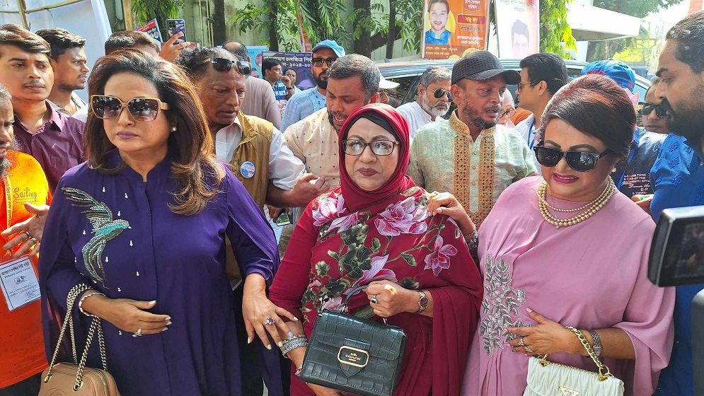 ভোট দিতে একসঙ্গে ঢালিউডের ‘তিন কন্যা’