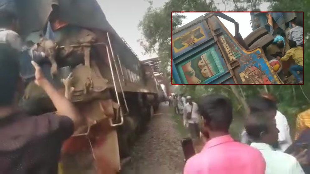 ফেনীতে ট্রেনের ধাক্কায় ট্রাক চালকসহ নিহত ২