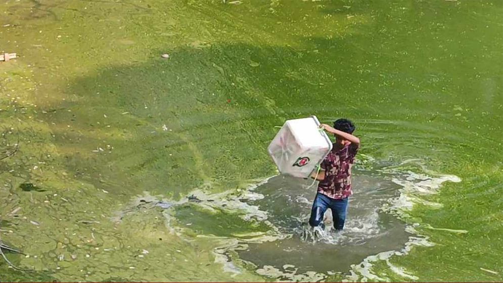 ছিনতাই হওয়া ব্যালট বাক্স পুকুর থেকে উদ্ধার করল পুলিশ