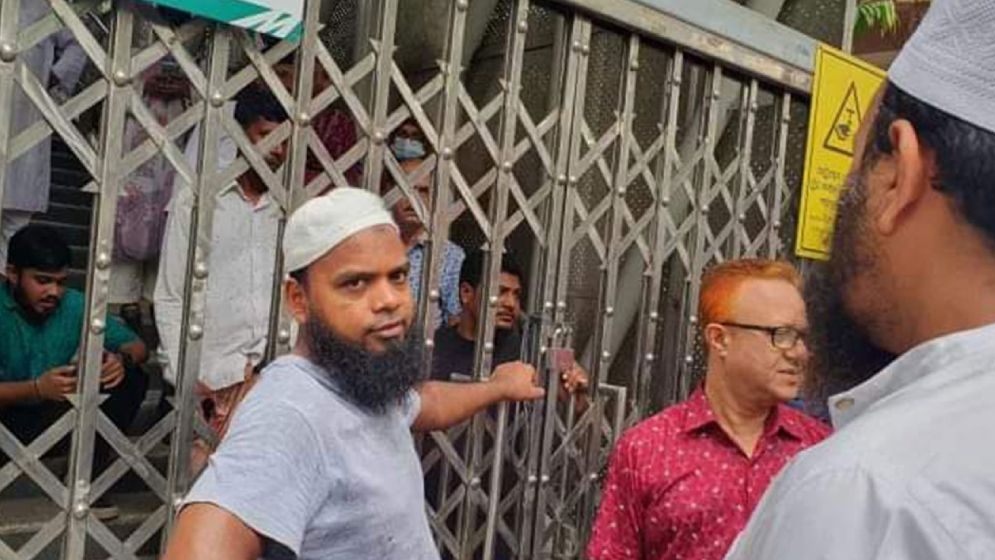 অটোরিকশা চালকদের অবরোধ, মেট্রোরেলের ২ স্টেশনের গেট বন্ধ