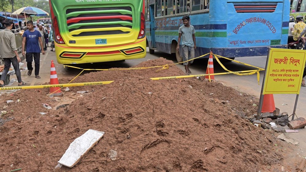 ঠিকাদারের ধীরগতির কারণে চরম ভোগান্তিতে নগরবাসী