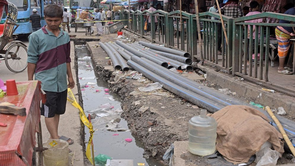 ঠিকাদারের ধীরগতির কারণে চরম ভোগান্তিতে নগরবাসী