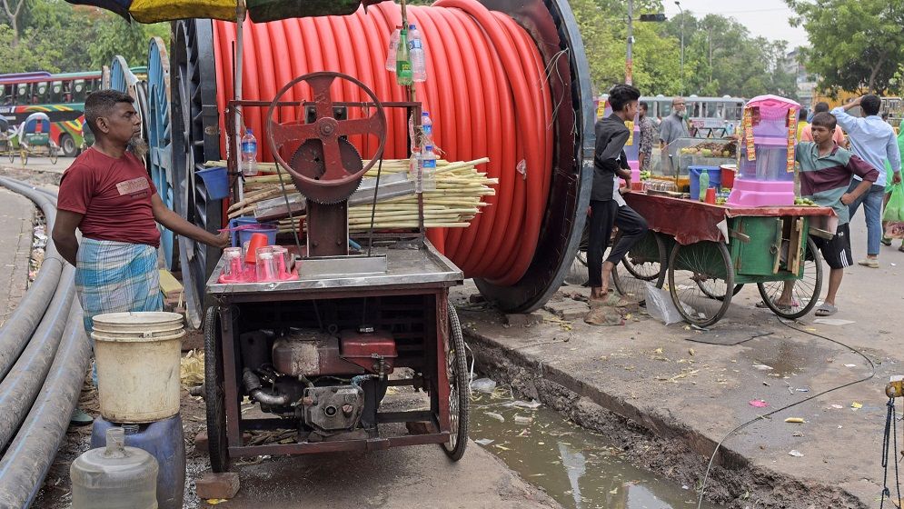 ঠিকাদারের ধীরগতির কারণে চরম ভোগান্তিতে নগরবাসী