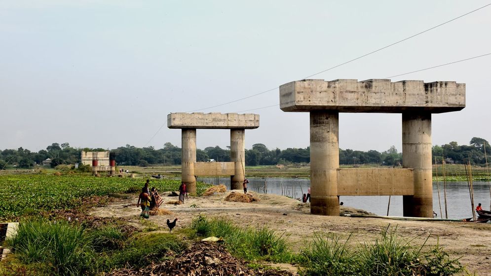 ছয় বছরেও আলোর মুখ দেখেনি ৩৫ কোটি টাকার সেতু