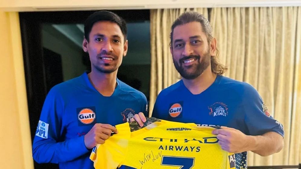 বিদায় বেলায় মুস্তাফিজকে যে উপহার দিলেন ধোনি