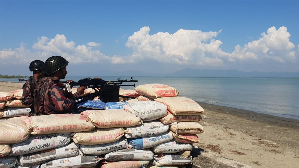 মিয়ানমারের গোলাবর্ষণের বিকট শব্দে কাঁপছে টেকনাফ সীমান্ত