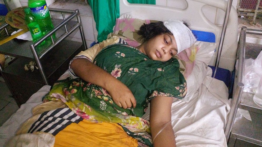 দুই বোনকে হাতুরি দিয়ে পেটালেন ছাত্রলীগ নেতা 