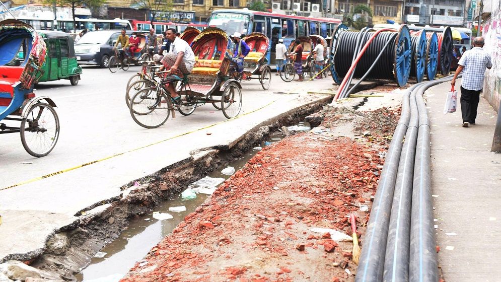 ঠিকাদারের ধীরগতির কারণে চরম ভোগান্তিতে নগরবাসী