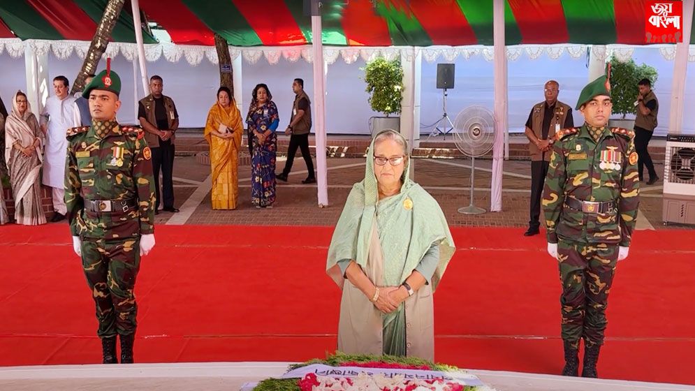 টুঙ্গিপাড়ায় বঙ্গবন্ধুর সমাধিতে প্রধানমন্ত্রীর শ্রদ্ধা