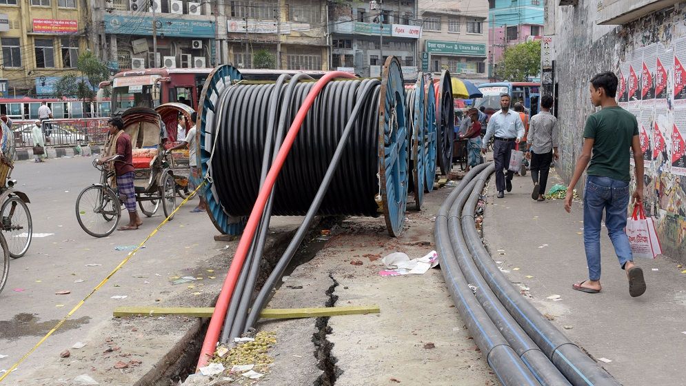 ঠিকাদারের ধীরগতির কারণে চরম ভোগান্তিতে নগরবাসী