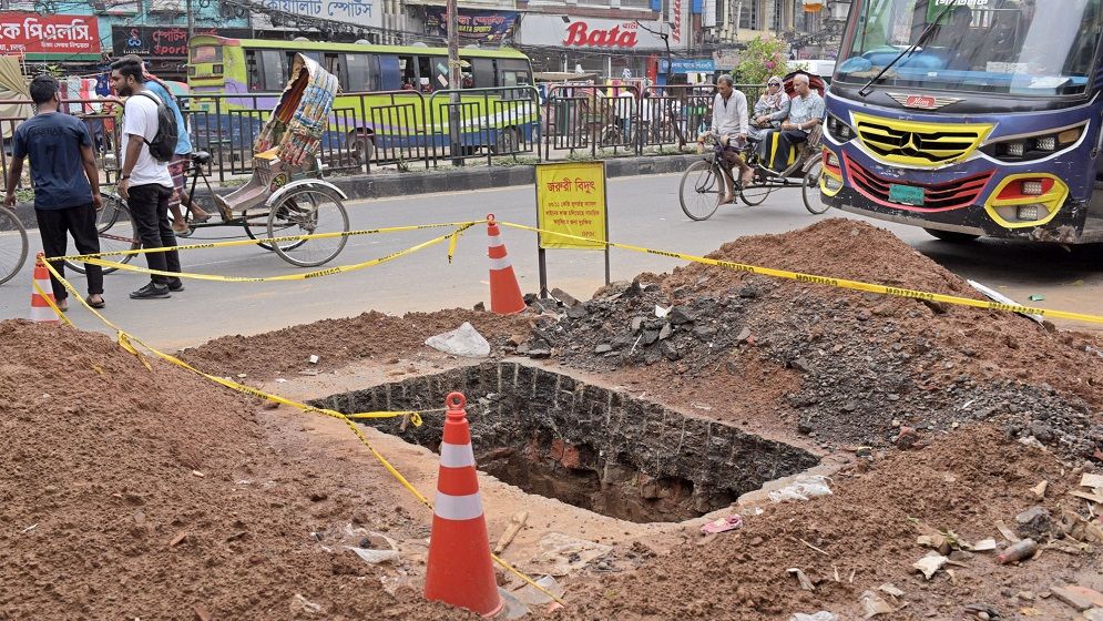 ঠিকাদারের ধীরগতির কারণে চরম ভোগান্তিতে নগরবাসী