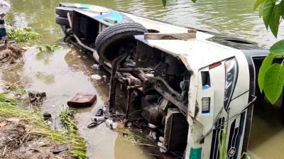 নিয়ন্ত্রণ হারিয়ে ৩৭ যাত্রী নিয়ে পুকুরে পড়ল বাস