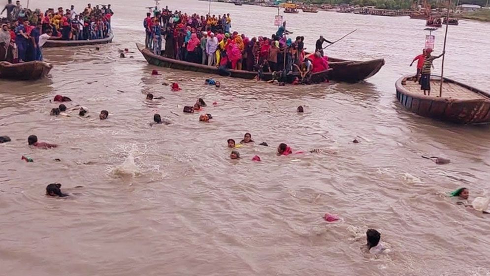 অর্ধশতাধিক যাত্রী নিয়ে মোংলায় নৌকাডুবি