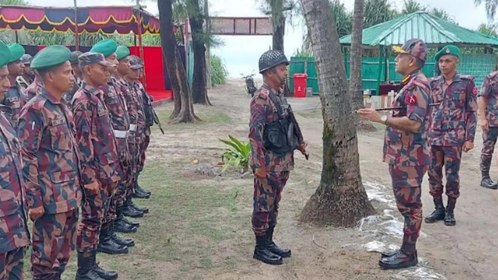 সেন্টমার্টিন পরিদর্শনে বিজিবি মহাপরিচালক, তৎপর থাকার নির্দেশ