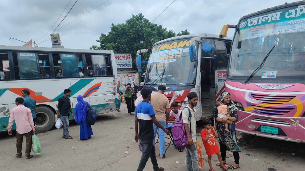 যাত্রীদের চাপ বাস কাউন্টারে, বেশি ভাড়া নেয়ার অভিযোগ