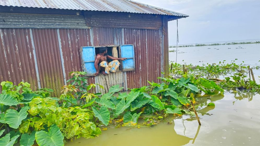 জুড়ীতে ধীরে নামছে বন্যার পানি, দুর্ভোগে বানভাসিরা