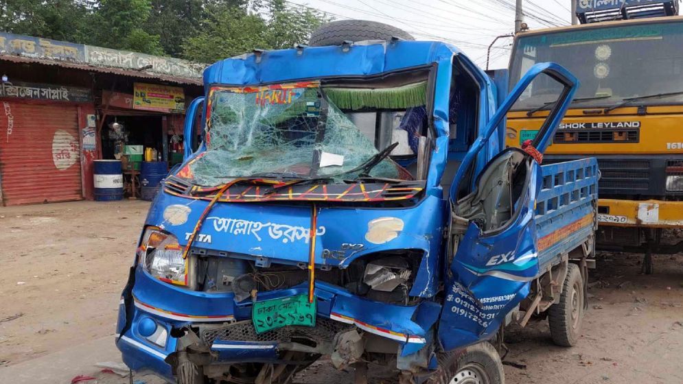 পিকাপভ্যান-ট্রাক সংঘর্ষ, নিহত ২