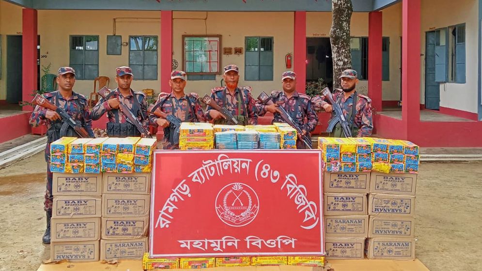 রামগড়ে সীমান্তে ভারতীয় আতশবাজি ও ওষুধ জব্দ