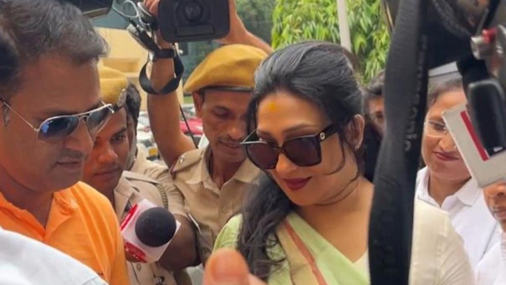 ইডি দপ্তরে হাজির হলেন ঋতুপর্ণা