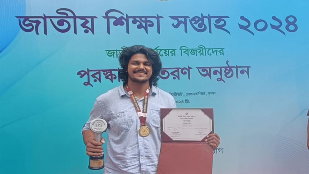 আবৃত্তি প্রতিযোগিতায় জাতীয় পর্যায়ে চ্যাম্পিয়ন মানিকগঞ্জের দেবজ্যোতি