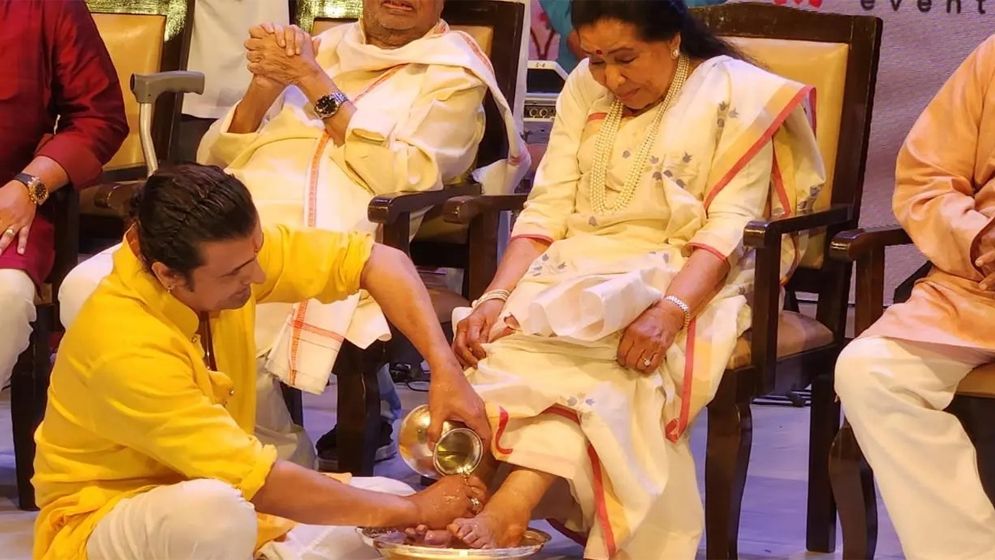 আশার পায়ে চুমুর পর গোলাপ জল দিয়ে ধুয়ে দিলেন সনু নিগম