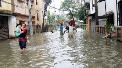 সিলেটে পানিবন্দি ৪ লাখ, আশ্রয়কেন্দ্রে ছুটছে মানুষ