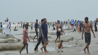 ঈদের পঞ্চম দিনেও পর্যটকে মুখর কুয়াকাটা সমুদ্র সৈকত