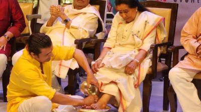 আশার পায়ে চুমুর পর গোলাপ জল দিয়ে ধুয়ে দিলেন সনু নিগম